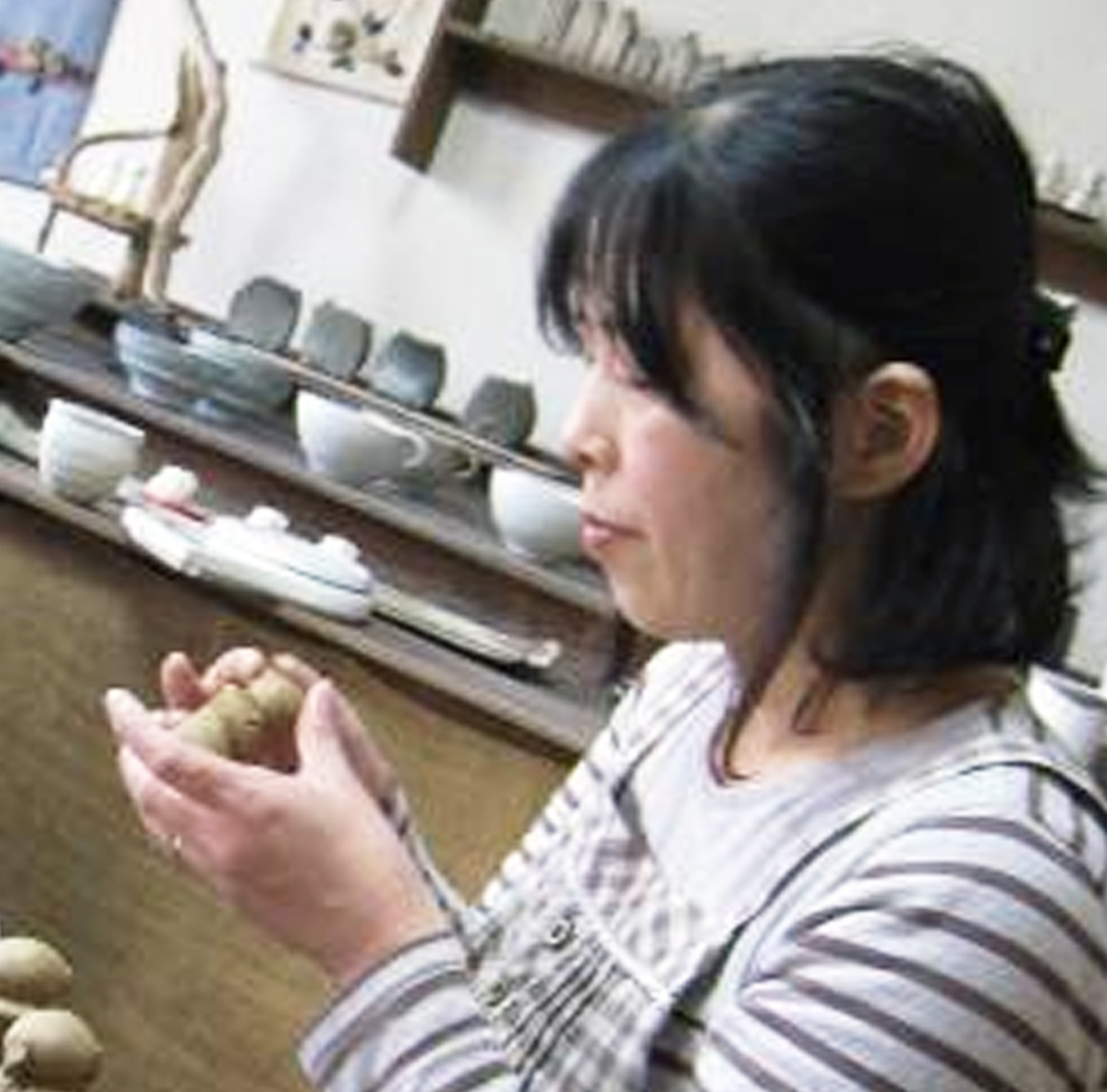 �������q